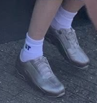 高市早苗首相のスニーカーはどこのブランド？日本ブランドへのこだわりのシューズが支える過酷な現場